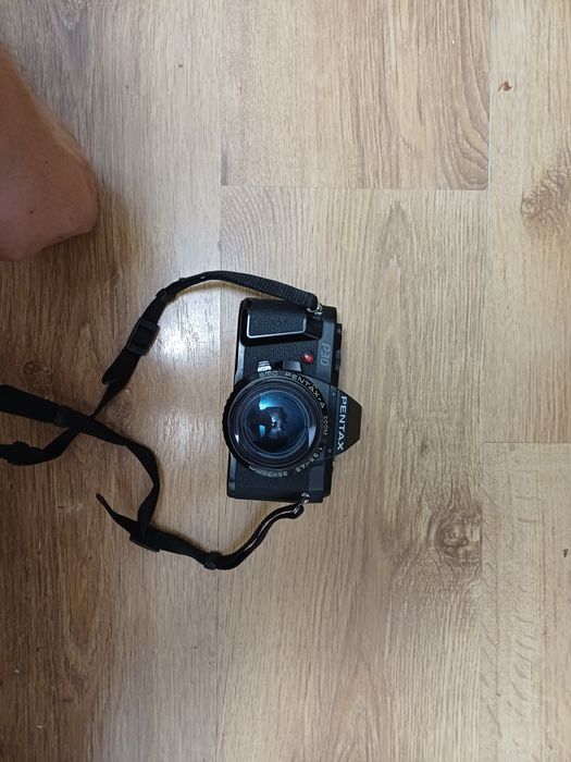 Aparat foto Pentax P30 functional. Buza obiectivului putin deformata