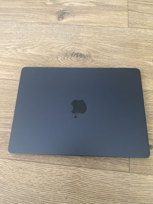 MacBook Air M3 2024 (display si tastatura defecta)