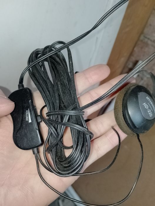 Căști cu fir lung și potentiometru