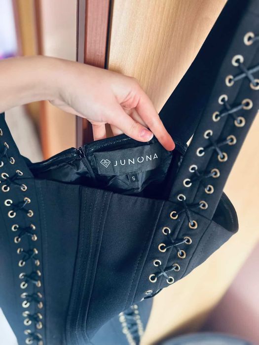 Черна рокля на junona