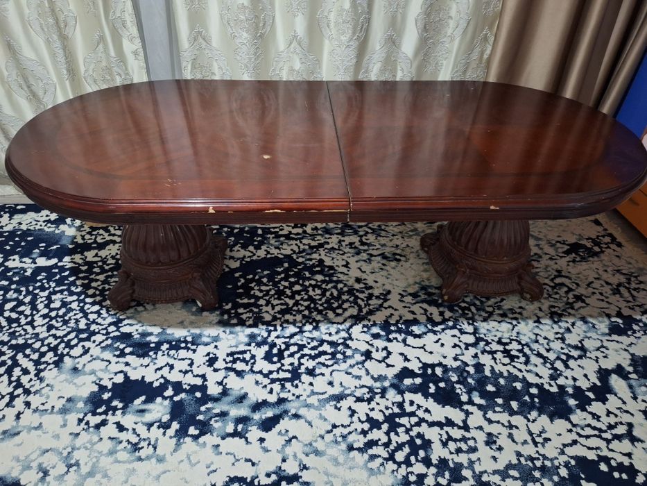 Продаём гостевой стол из дерева.