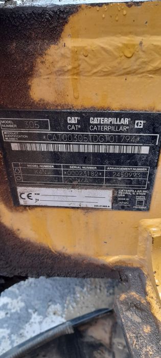 Miniexcavator Caterpillar 5,5t cu 4 cupe  din care cea de taluz rotat