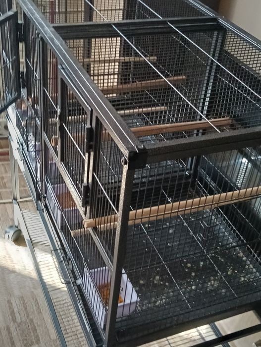 Cușca de păsări foarte stabila