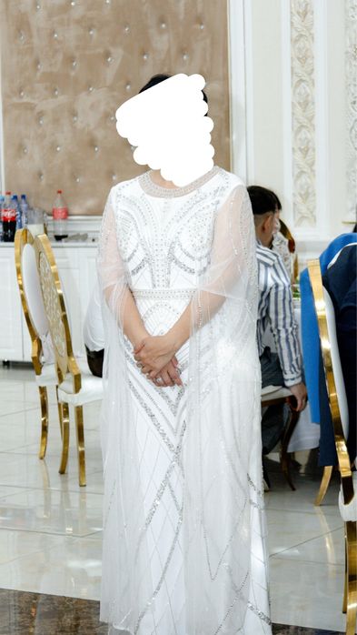 Белое вечернее платье