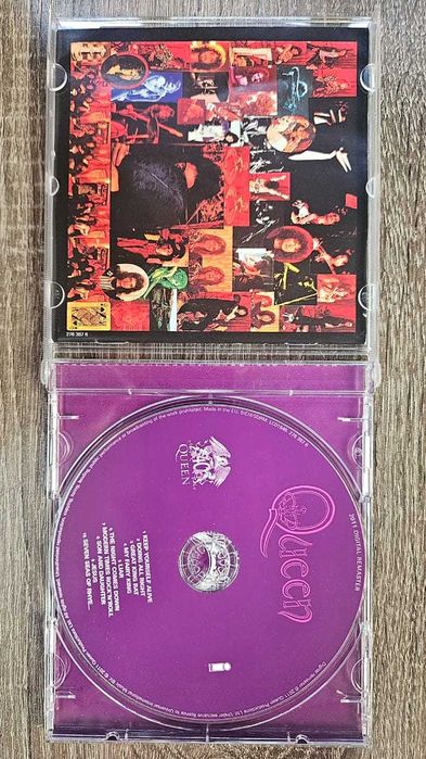 CD диски Qween и The Beatles