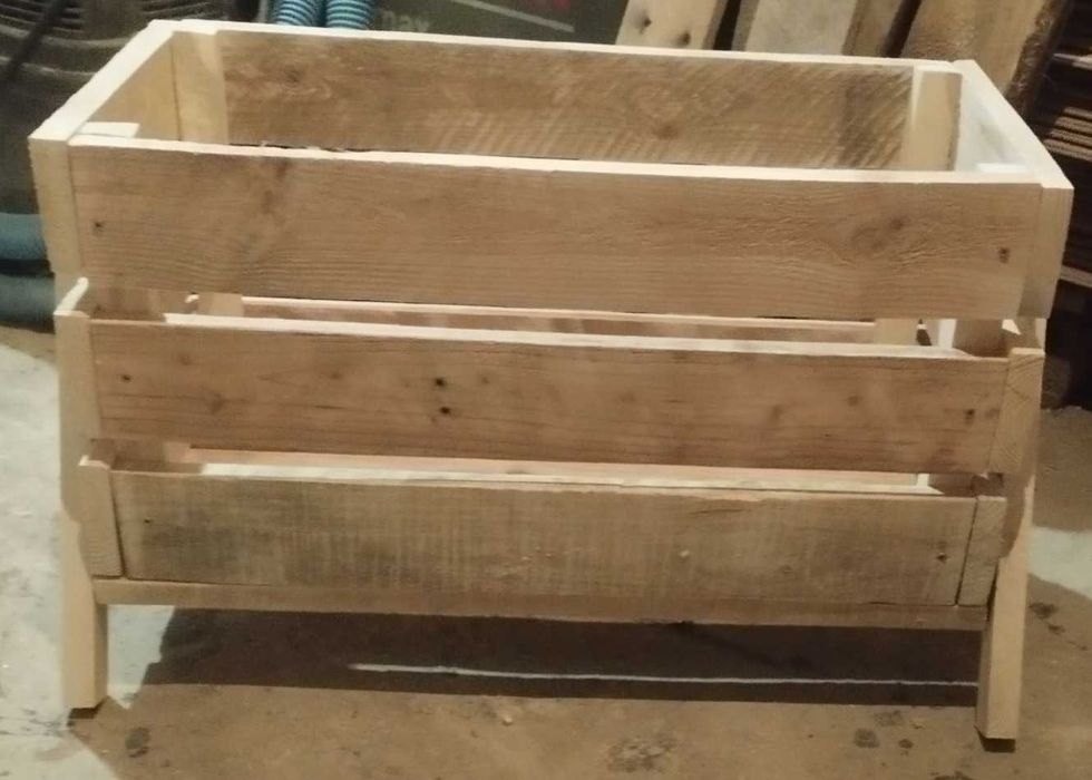 Продавам ръчно изработени кашпи, ръчни колиички, бунари и др.