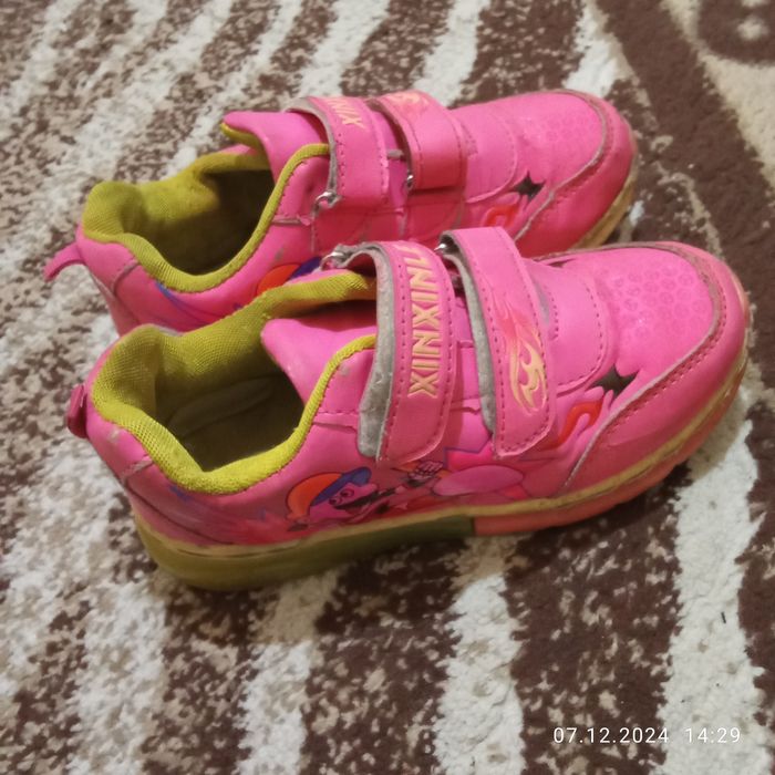 Детские кроссовки яркие розовые