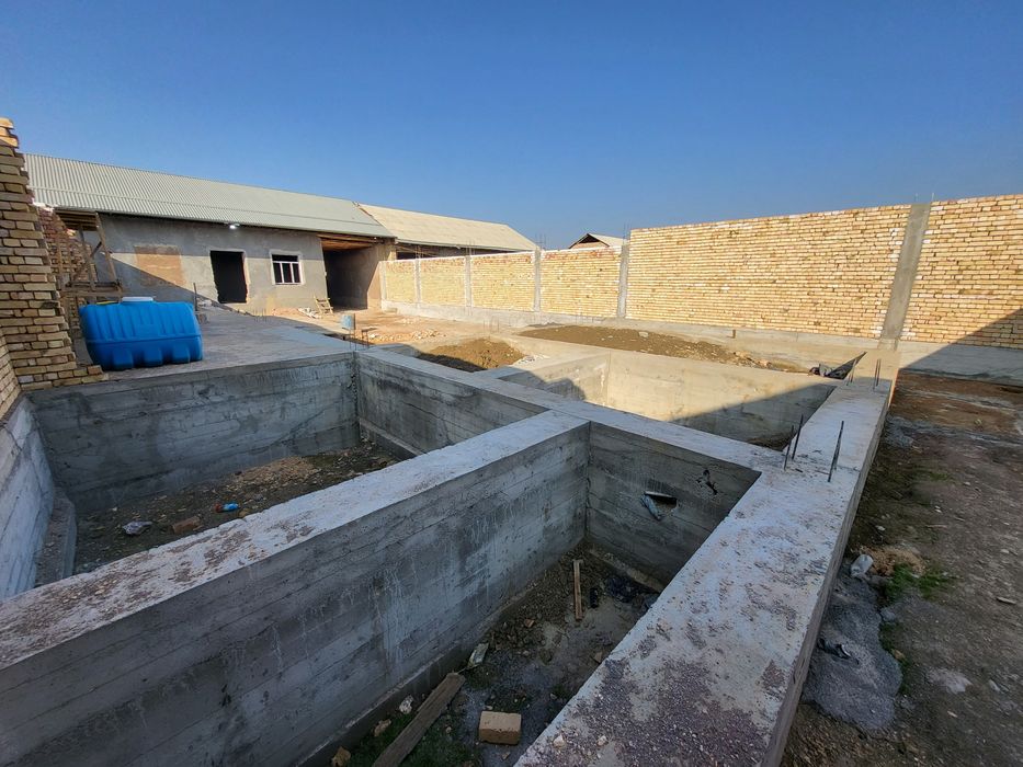 Срочна. Курилиши тугалланмаган ховли. Зилол.