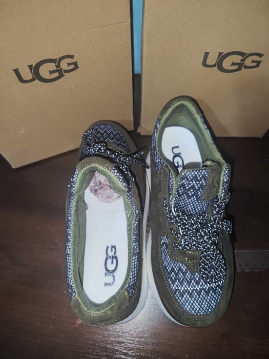 Продам кроссовки UGG