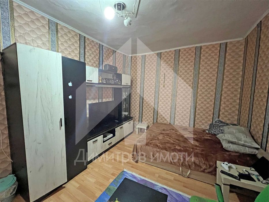 Продава самостоятелна, еднофамилна къща гр. Нови пазар - кв. Нииж.