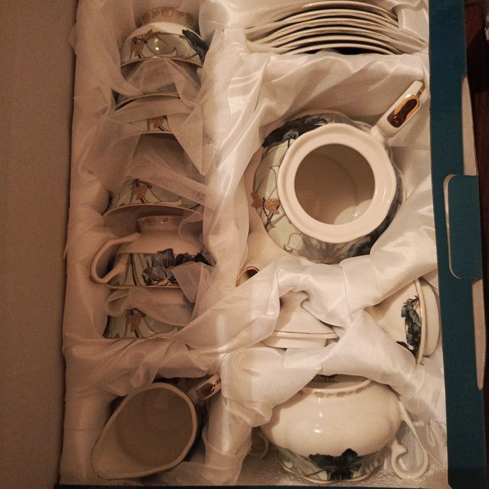 Продам красивый сервиз