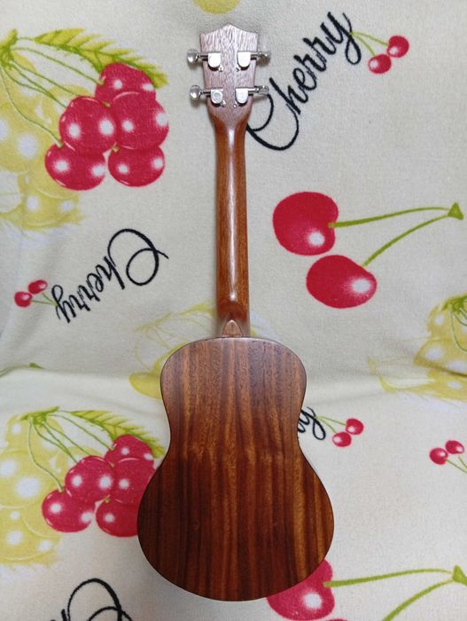 Продам гитару укулеле.