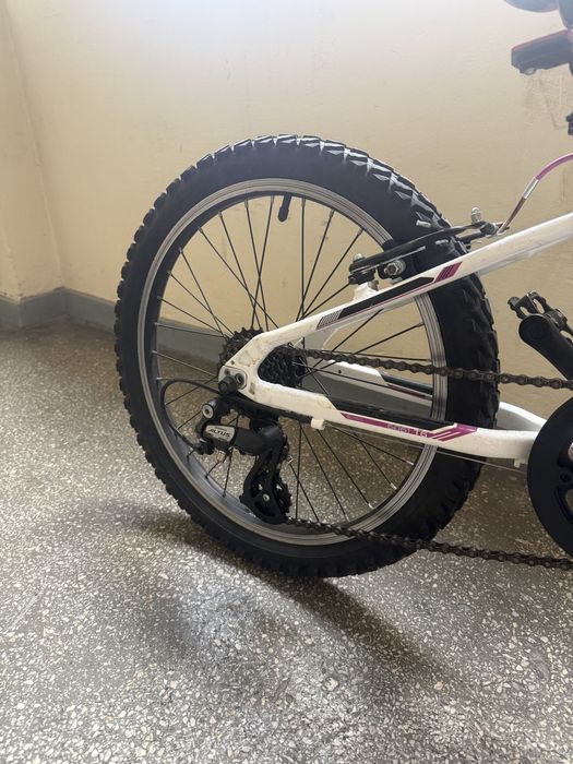 Bicicletă Fete Carrera Luna – Cadru Aluminiu, Schimbător Shimano, Furcă cu Suspensie