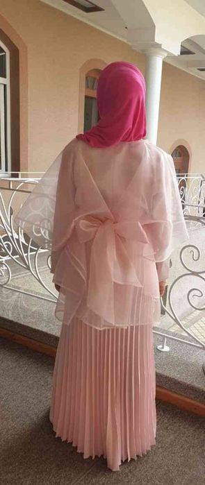 Продам вечерное платье. Одевало один раз на свадьбу.  Цена: 500.000