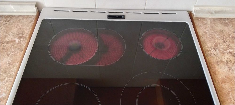 Продам электро плиту Bosch 644620