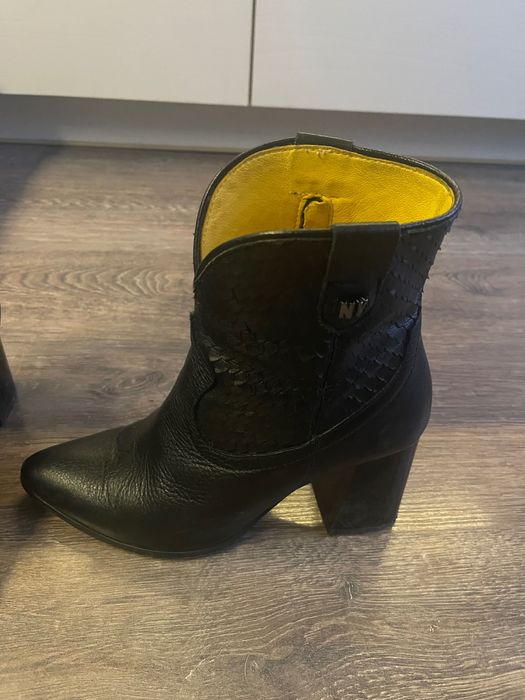 Продавам дамски боти от естествена кожа