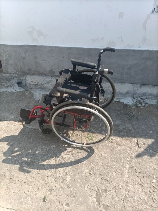 Vind 2 cariucioare pentru persoane cu dizabilitati locomotorii
