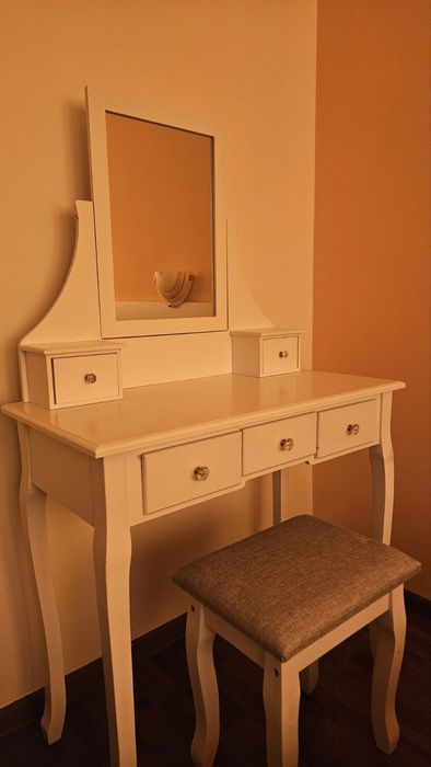 Гримьорна с табуретка