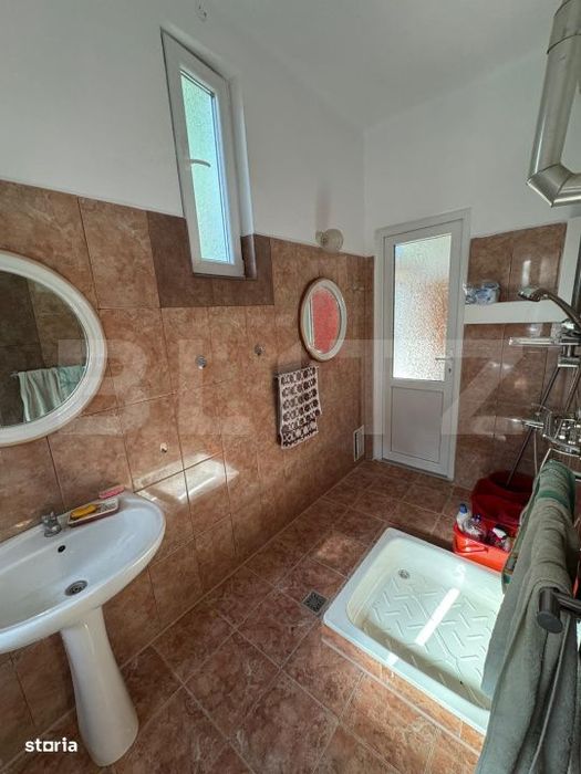 Casa spatioasa cu 6 camere, teren 700 mp, garaj si terasa
