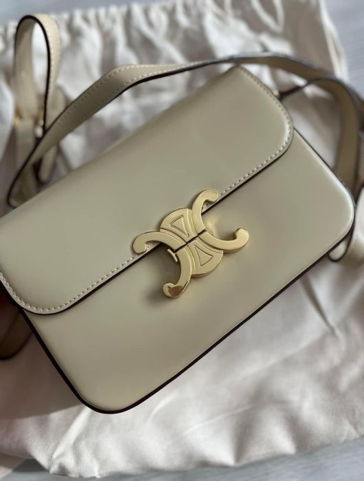 Бежова чанта със златен детайл