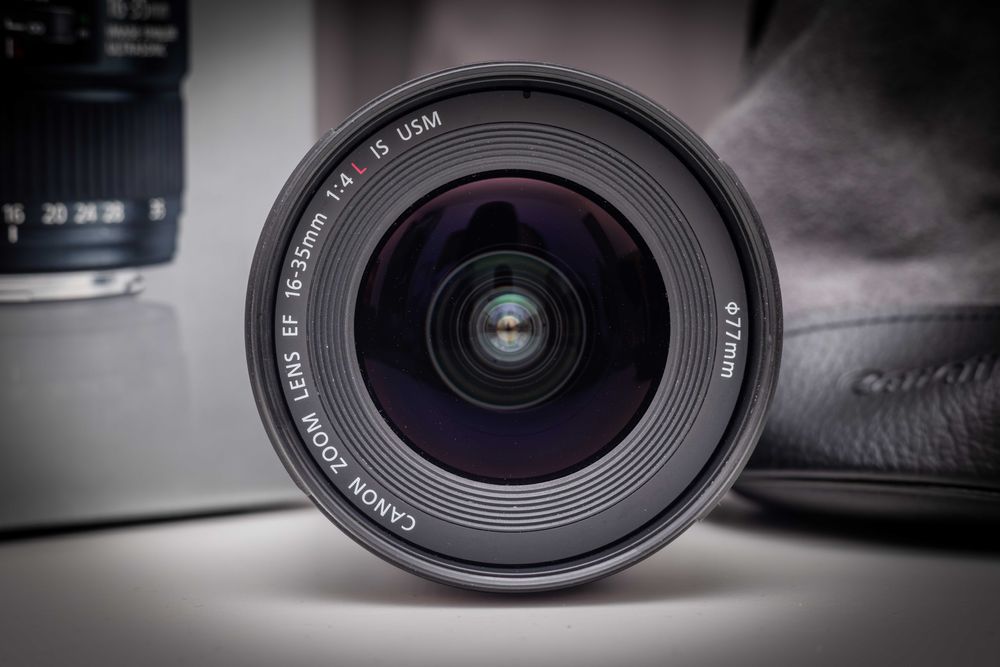 Обектив Canon EF 16-35 f4L като НОВ