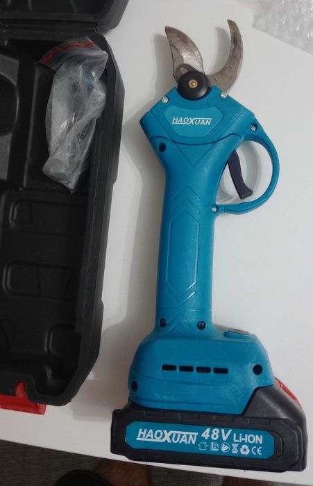 Foarfeca electrica de gradina cu 2 baterii 48V la cutie