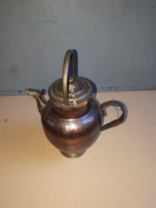 меден чаинин с бронзови орнаменти