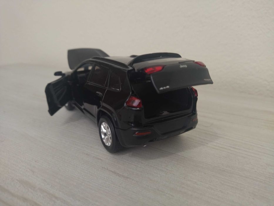 Метална количка Jeep Cherokee !!!