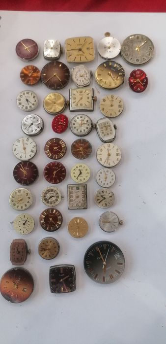 Ретро стари позлатени часовници-машини