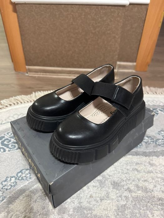 Детский туфли ,чёрного цвета