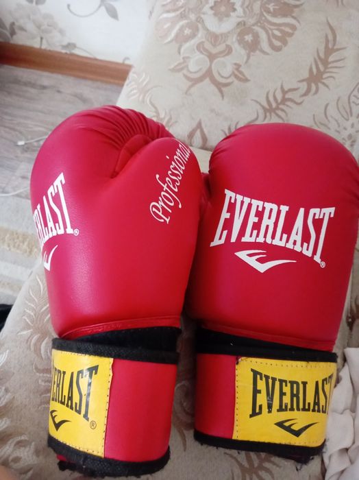 Красные перчатки everlast