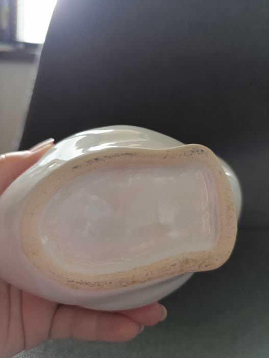 Красив порцеланов лебед със златен кант