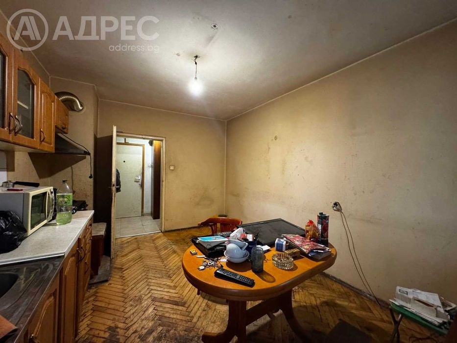 Двустаен апартамент, Център, 65 кв.м., ет. 1, тухла, за ремонт