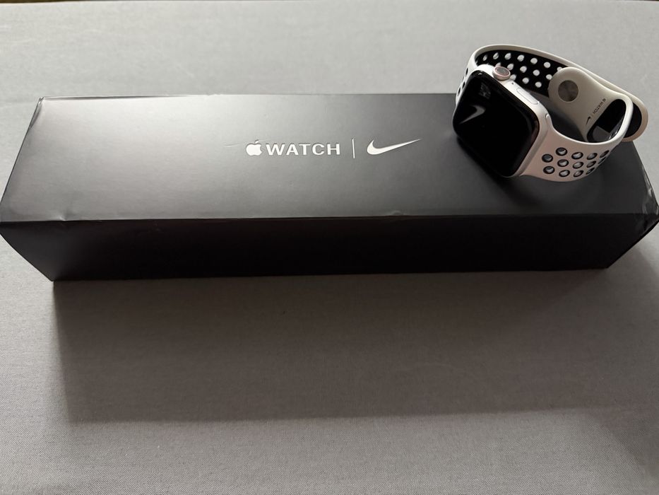 Apple watch series 5 nike edition