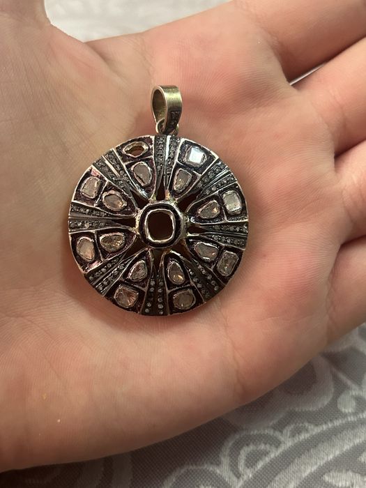 Златна висулка със сребро и диаманти по нея