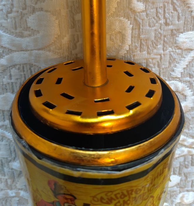 Ретро мелнички и бутилка - цигаретник от соца