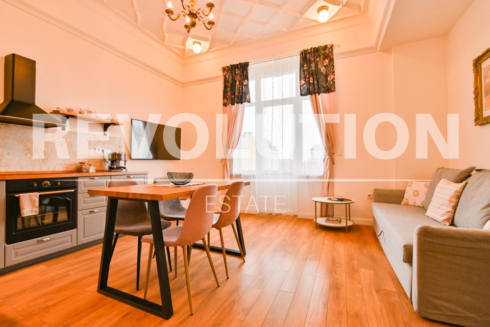 Дава се под наем Тристаен апартамент в София, Център - 90 кв.м за 1250 € - Снимка #1