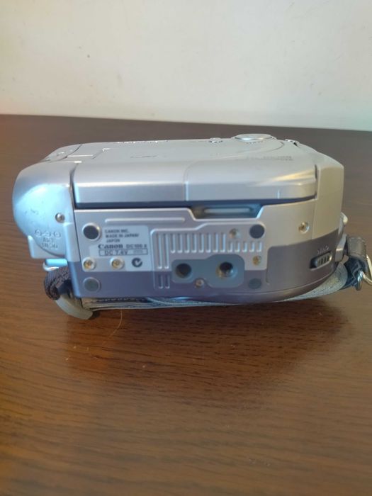 Продавам DVD видео камера Canon DC100