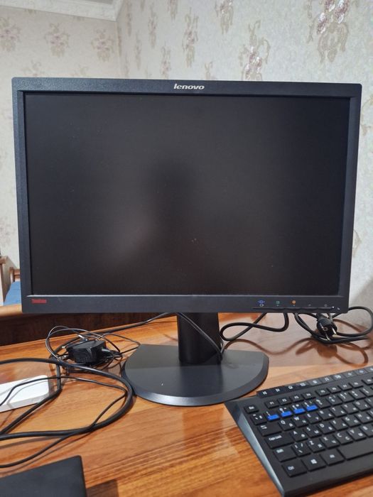 Монитор, док станция и клавиатура