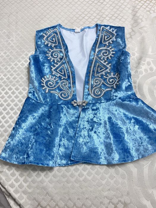 Продам жилетку на девочку 5-6 лет