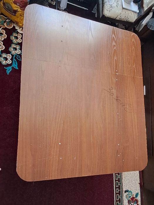 Продаётся  стол.