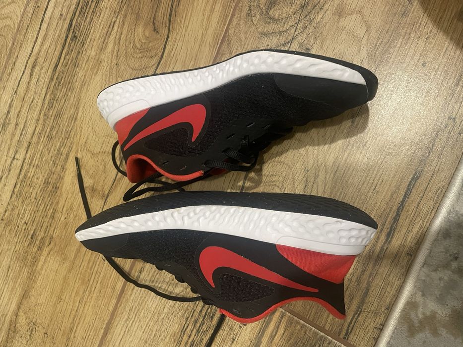 Adidasi Nike revolution 5