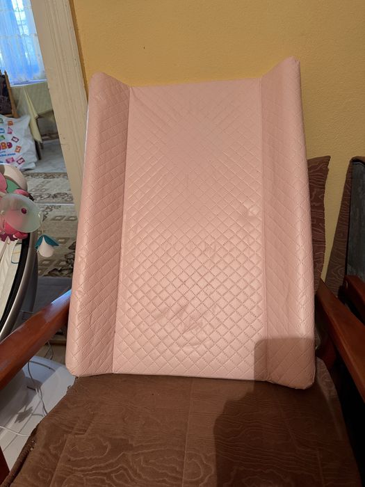 Pătuț cu saltea inclusa in pret si masa de infasat