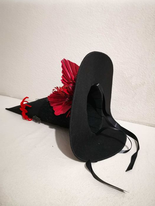 Pălărie roșie de vrăjitoare  – decor dramatic Halloween