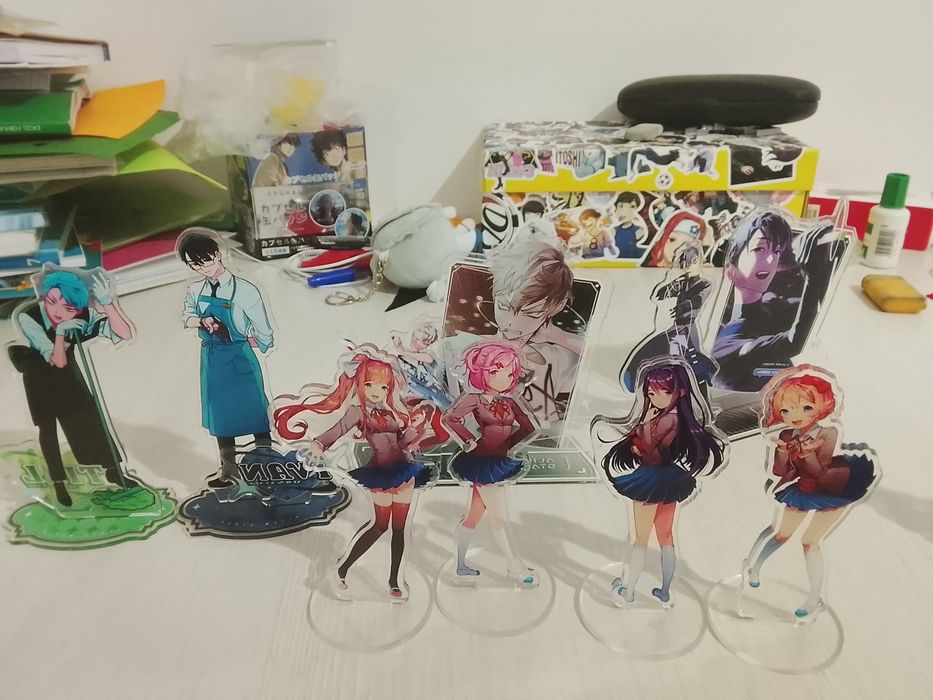 значки брелки и фигурки акриловые