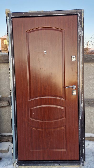 Продам входную дверь