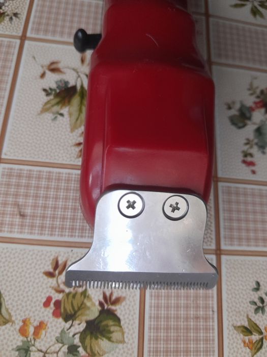 Vând un a mașină de tuns electronica cu afișaj digital culoare rosie