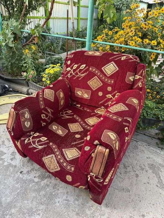 Диван .. кресло..