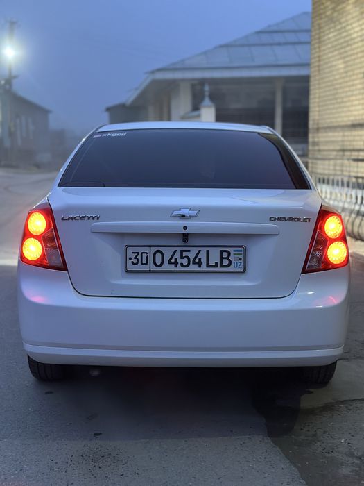 Lasetti 1.8 srochna sotiladi