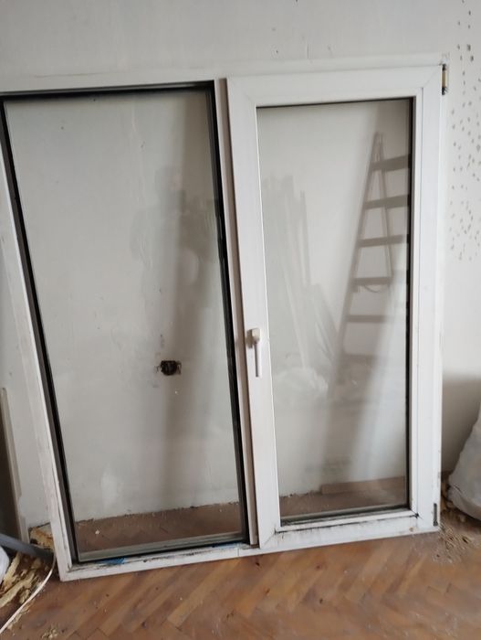 PVC дограма,балконски пистолет и  два отваряеми и прозореца.